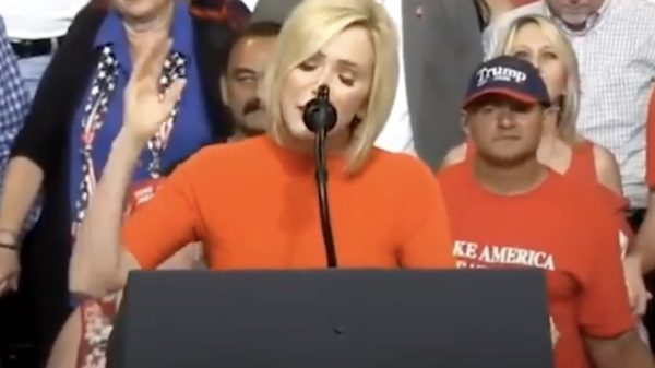 Trumps adviseur annex geloofsgekkie Paula White is nu ook medewerkster van het Witte Huis