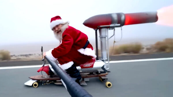 Ook dit jaar knalt Robert Maddox met zijn rocket skateboard over de weg