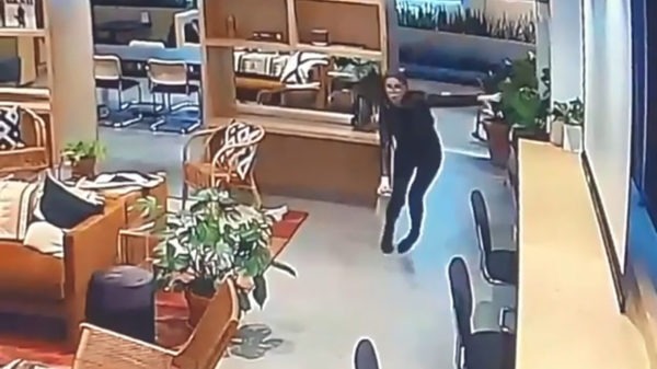 Studente met zwakke enkels probeert haar afgang te verbloemen