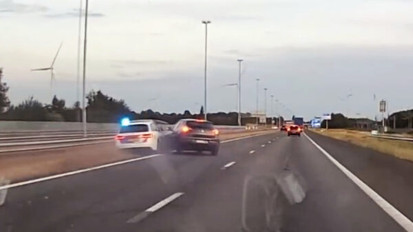 Politie geeft beelden vrij van bizarre achtervolging: auto's geramd op de A16