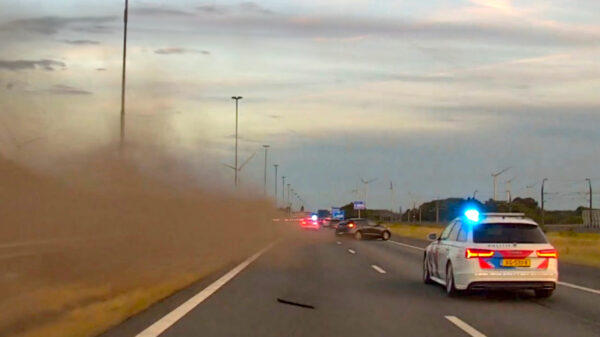 Politie geeft beelden vrij van bizarre achtervolging: auto's geramd op de A16