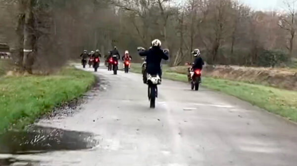 Boswachter bloedlink op 20 motorrijders die door bosreservaat crossen