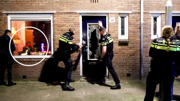 Bewoner steekt rustig een peukie op terwijl de politie zijn voordeur inbeukt