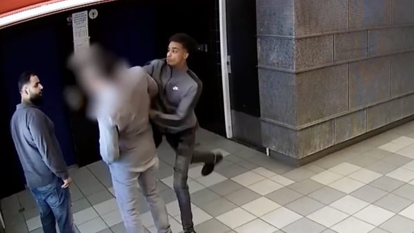 Opsporing verzocht: man wordt in de hal van zijn flat op laffe wijze beroofd