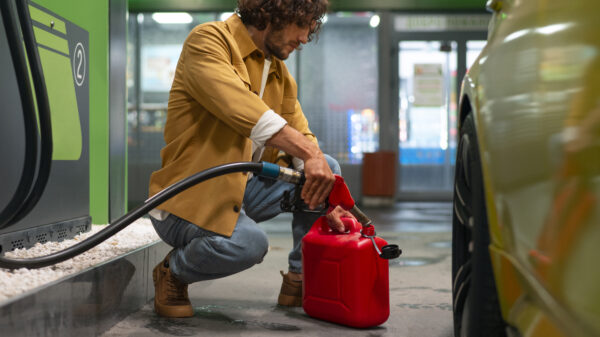 Idioten schieten jerrycans met benzine de lucht in tijdens oud en nieuw