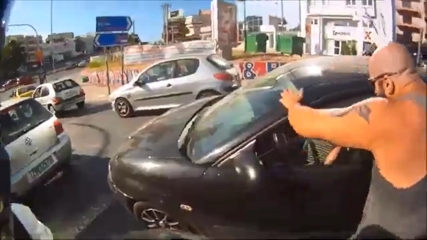 Egyptische Hercules gaat volledig uit zijn kale klets tijdens road rage