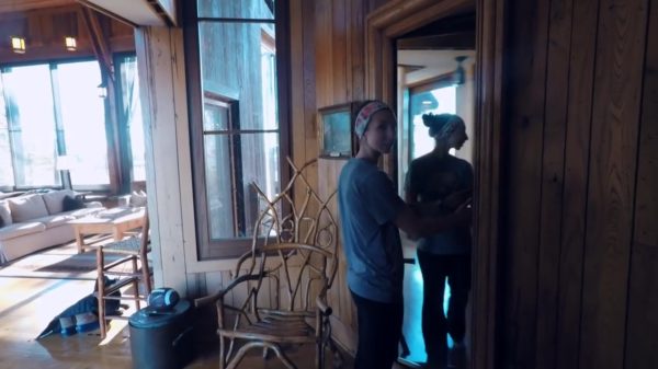 Stelletje geeft rondleiding door villa met superveel geheime gangen en kamers