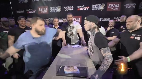 Dappere dodo gaat tevergeefs de strijd aan met de Russische pompoenklapper