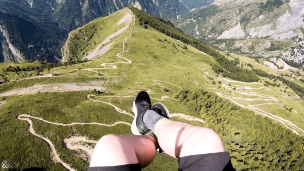 Paraglider jakkert met een noodgang door het Alpengebied