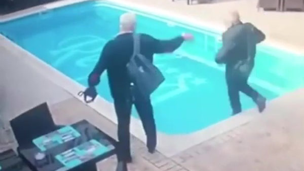 Opa ziet even een zwembad over het hoofd