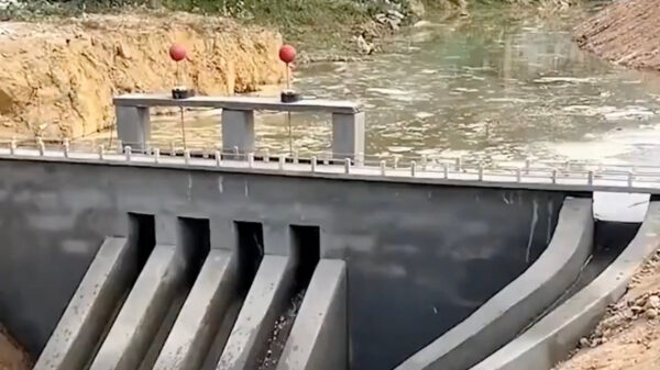 Klusheld bouwt eigenhandig een complete dam