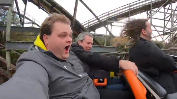 Beugel in achtbaankarretje van Megafobia schiet twee keer los tijdens rit