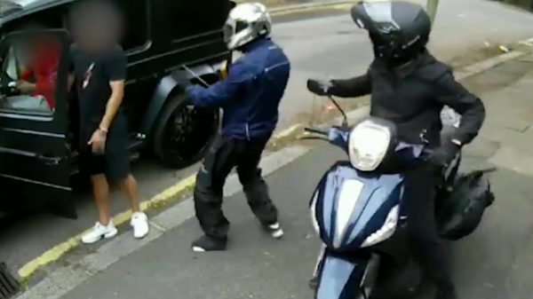 Nieuwe beelden van de heftige overval op Arsenal-speler Mesut Özil in Londen