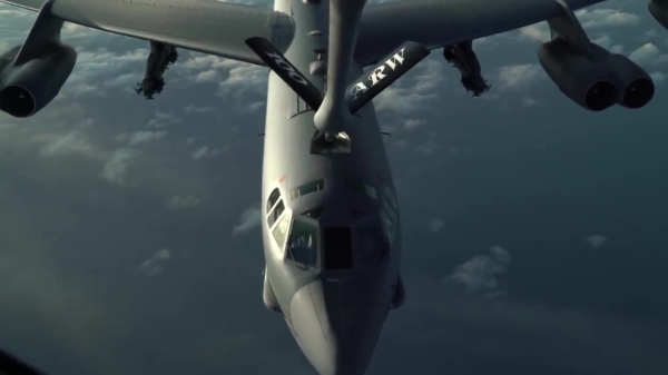 Supervette beelden laten zien hoe je een B52 Stratofortress in de lucht bijtankt