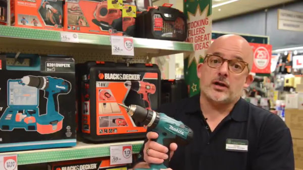 Winkelketen Robert Dyas lost met deze kerstcommercial in één keer alle homofobie op