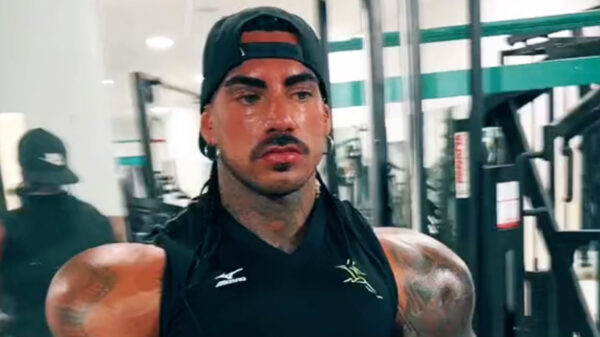 Italiaanse fitboy showt zijn spieren na een zware work-out