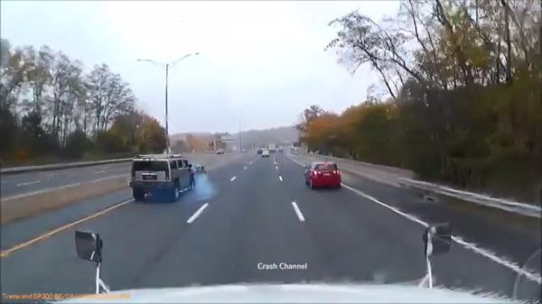 Niet echt slim: automobilist in Honda besluit een Hummer te brake checken