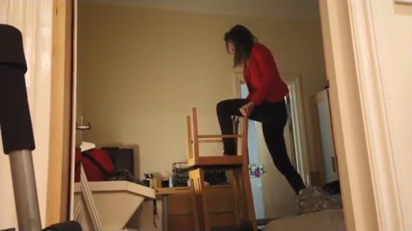 Handige Hetty probeert even een lampje te verwisselen