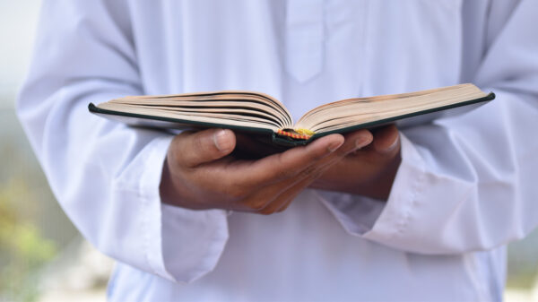 Moskeeën roepen op om verbranden van heilige boeken te verbieden