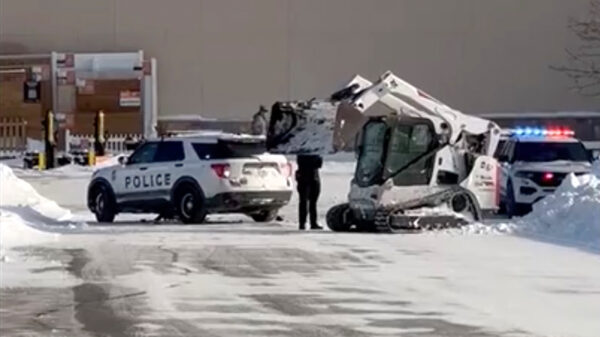 Man in bobcat draait door en sloopt politiewagen bij The Home Depot