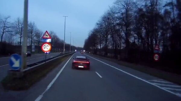 Chauffeur moet vol in de ankers nadat deze Porsche rustig de weg opdraait