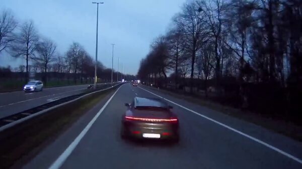 Chauffeur moet vol in de ankers nadat deze Porsche rustig de weg opdraait