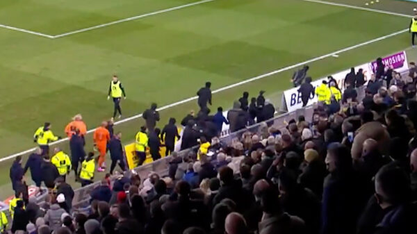 "Supporters" Vitesse stormen het veld op, spelers vluchten naar binnen