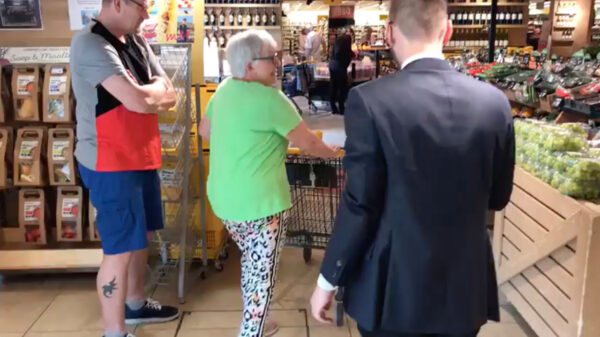 Vrouw verplettert alle records bij één minuut gratis winkelen in supermarkt