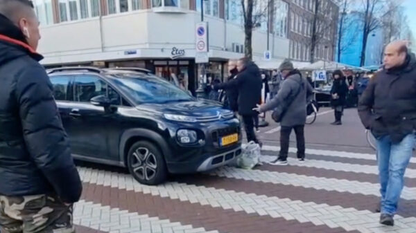 Iemand in Amsterdam had het gore lef naar een voetganger te toeteren