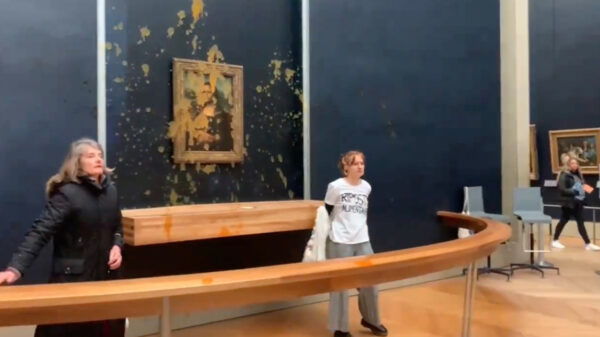 Milieuactivisten knikkeren een lading soep tegen de Mona Lisa in het Louvre