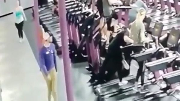 De paal betrapte hem tijdens het gluren