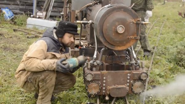 Hobby Rus knutselt zijn eigen stoomtrein in de achtertuin