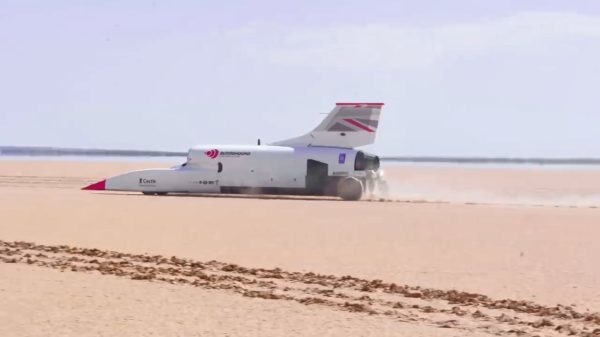 Bloodhound LSR Supercar jaagt met een snelheid van meer dan 800 km/u over land