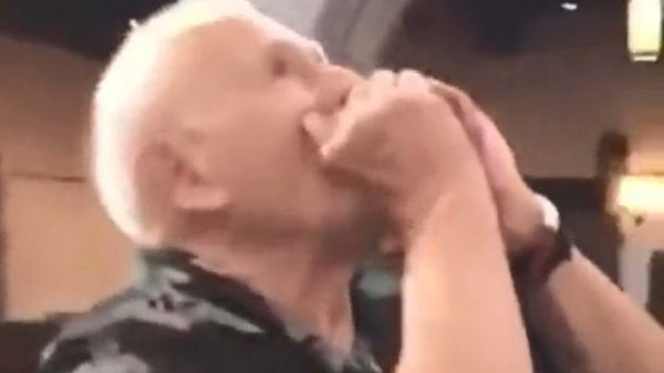 Opa zegt hallo tegen God