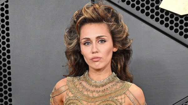 Miley Cyrus shinet in doorzichtige gouden jurk op de Grammy Awards van 2024
