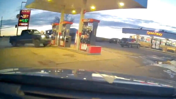 Bizarre beelden: vrouw ramt dwars door tankstation in New Mexico