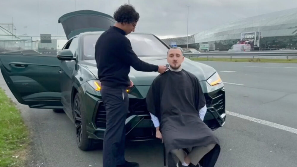 Influencer parkeert zijn Lamborghini op de vluchtstrook om z'n haar te laten knippen