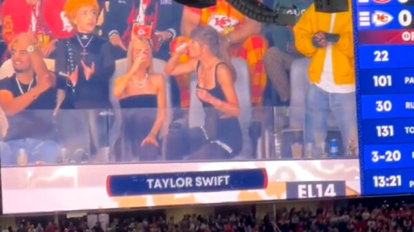 De Kansas City Chiefs wint de Super Bowl, Taylor Swift at biertje en krijgt alle aandacht