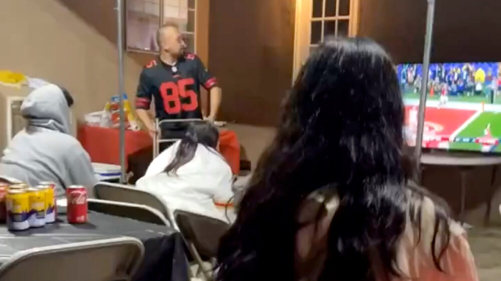 Fan van de San Francisco 49ers sloopt televisie na verlies Super Bowl