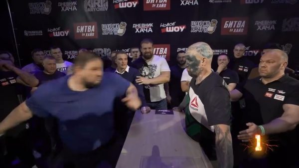 Nog meer snoeiharde pompoenklappers tijdens Russische slapping contest