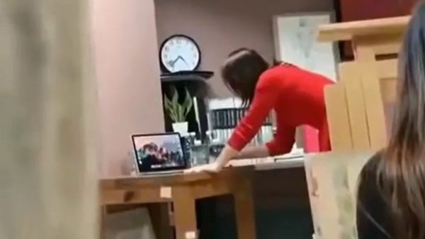 Studenten halen alles uit de kast om de lerares in de klas te trollen