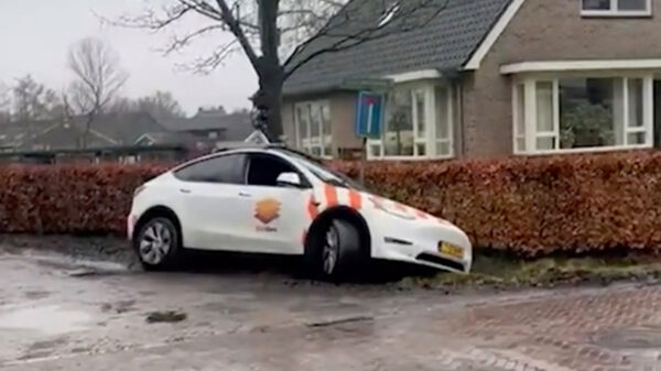 Bezopen 67-jarige streetviewchauffeur rijdt tijdens z'n werk de greppel in