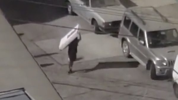 Chileense plunderaar die televisie jat krijgt een gratis lift aangeboden