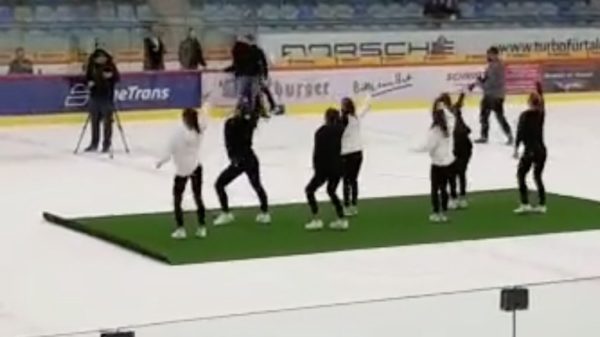 Falers dansen soort van op het ijs