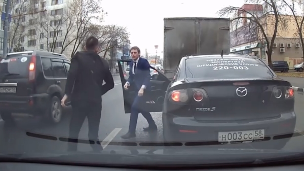 Sommige Russische road rages worden geheel in stijl uitgevochten
