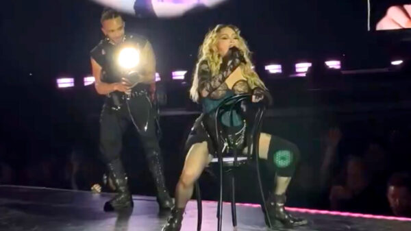 Madonna (65) knikkert van haar stoel tijdens optreden in Seattle