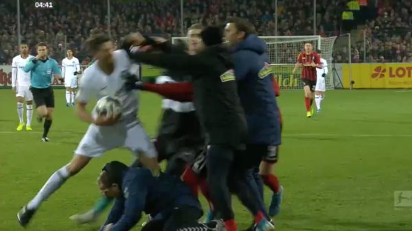Chaos: Frankfurt-aanvoerder David Abraham beukt coach van Freiburg tegen de grond