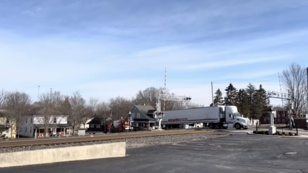 Vrachtwagenchauffeur rijdt zichzelf klem op een spoorwegovergang