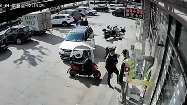 Chinese politieagent raakt slechts lichtgewond door losgeslagen vrachtwagenband
