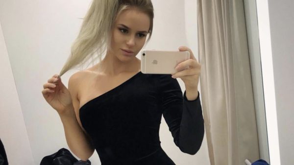 Chicks in strakke jurkjes (49)